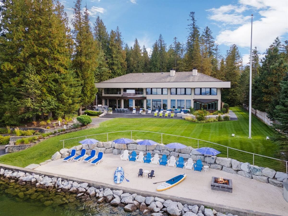 Waterfront retreat house on Lake Pend Oreille in Sandpoint, Idaho